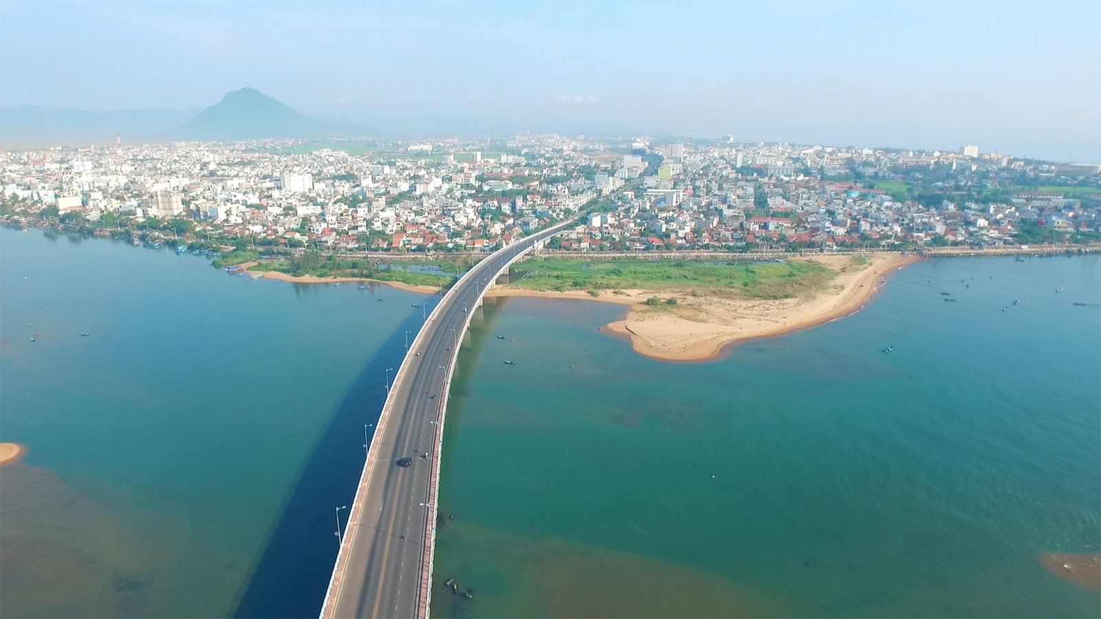 Cầu Hùng Vương bắc qua sông Đà Rằng